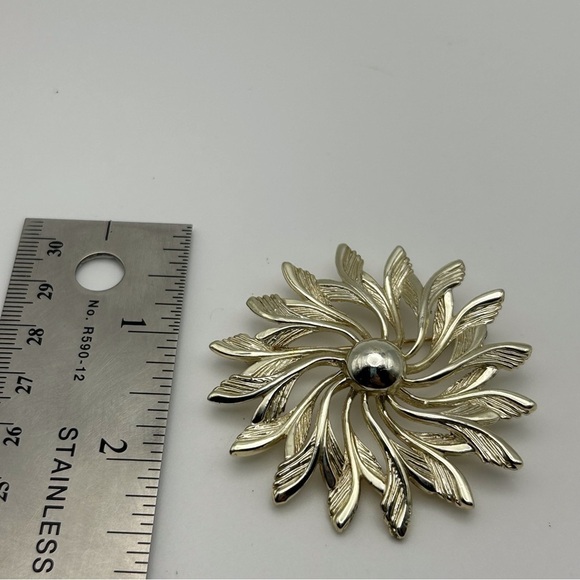 Vintage Sarah Coventry Beautiful Textured Gold Tone Flower Sun Brooch Pin - Picture 6 of 6